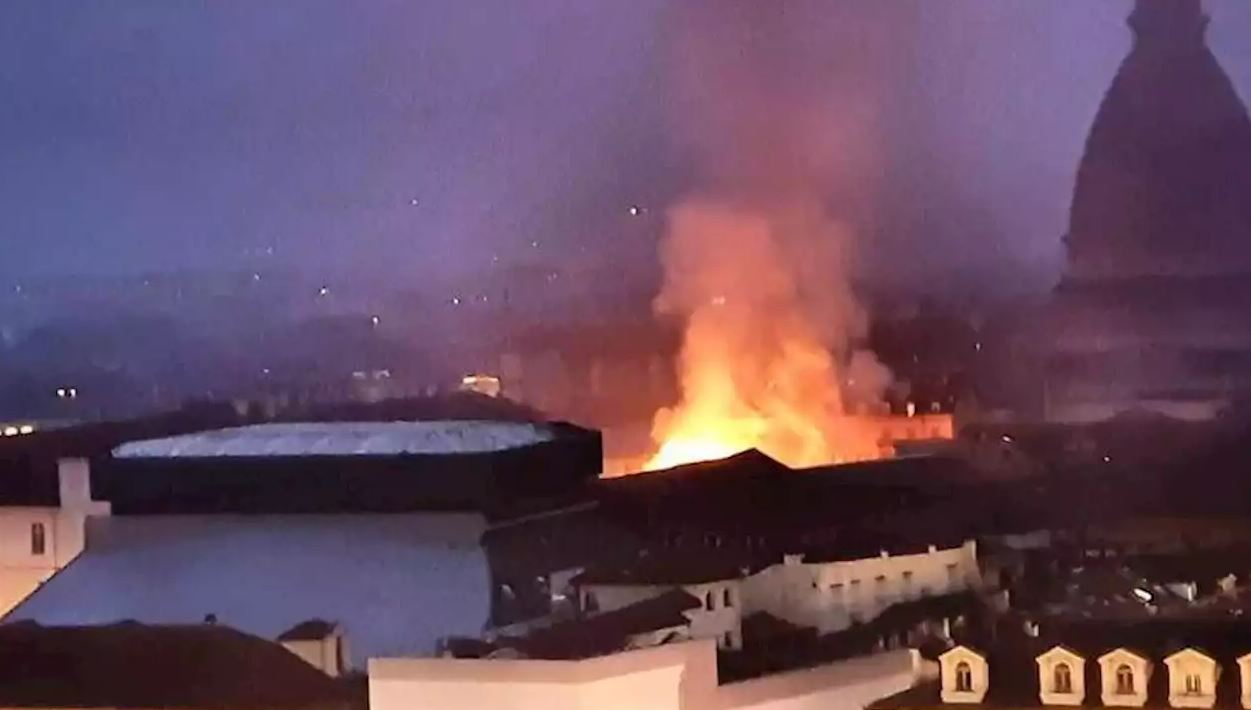 BRUCIA LA CAVALLERIZZA REALE DI TORINO